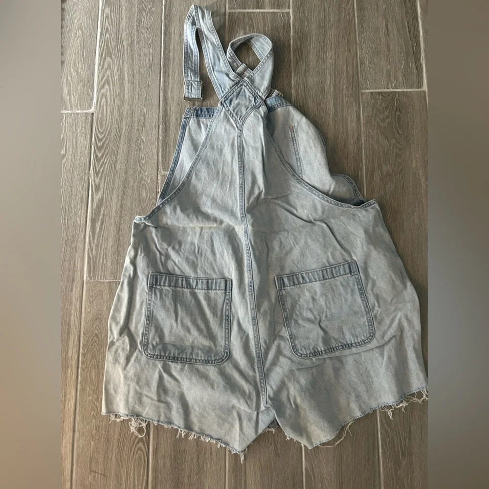 GAP light wash denim overall short - Picture 3 of 3